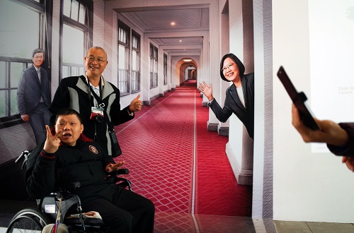 周志勳 Chou Chih-hsun / 護理之家總統合照 Nursing Home Residents taking a picture with President Tsai. 